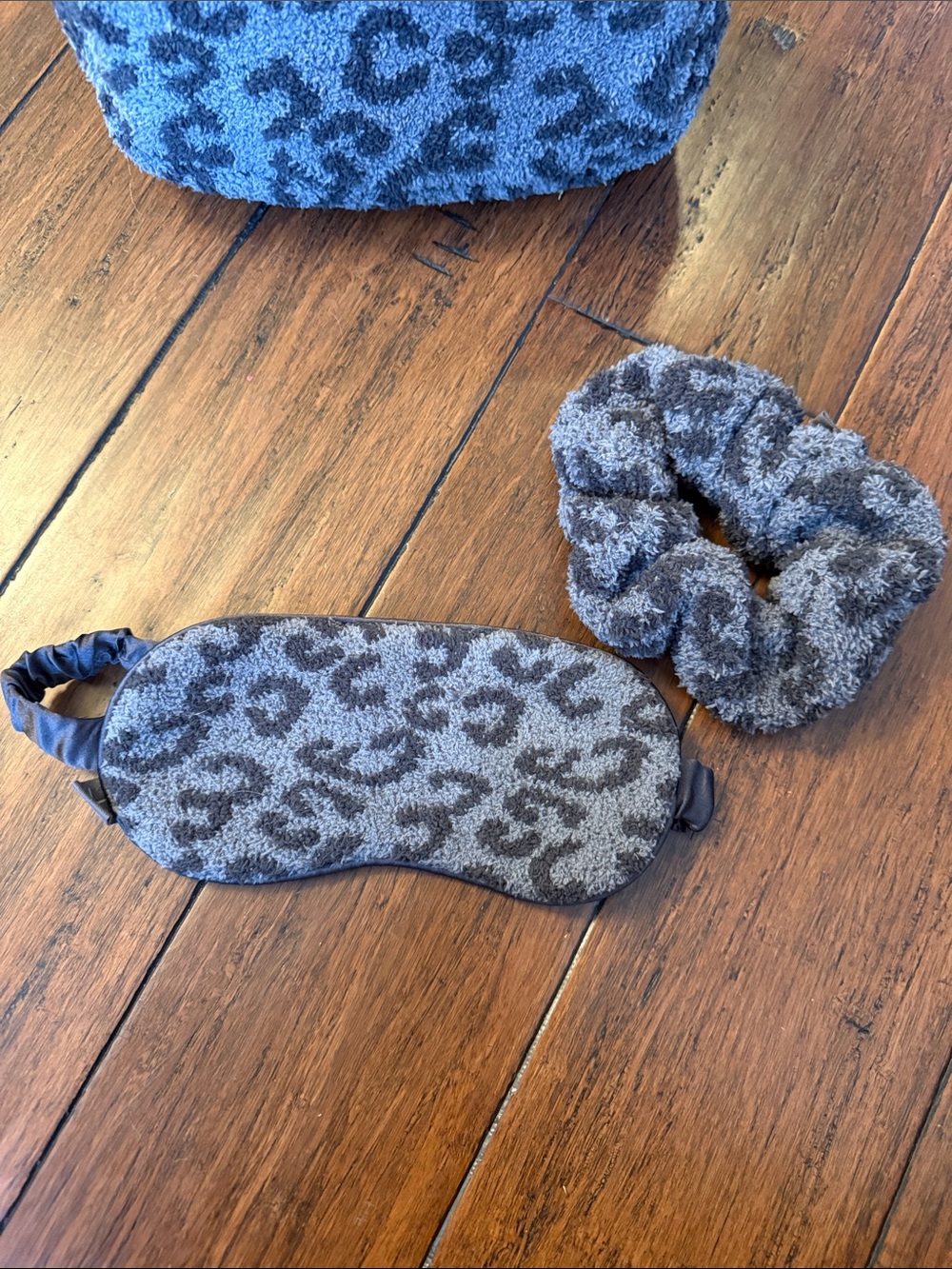 Barefoot Dreams Cozy Gray Leopard - Eye Mask, Headband, Socks & Pouch - Picture 2 of 8